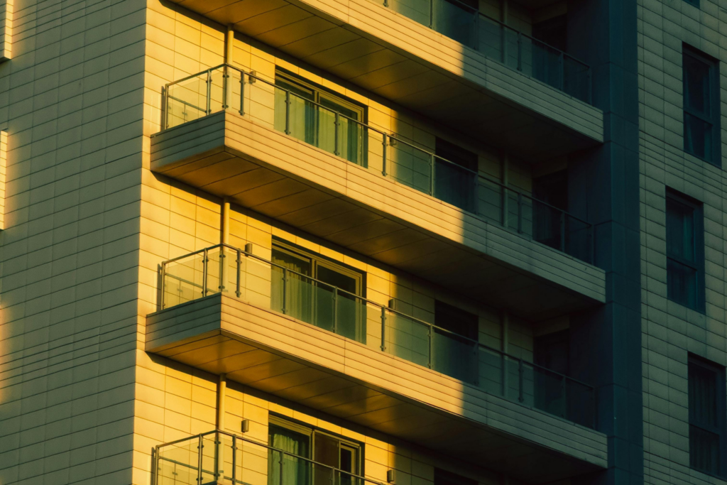 Vue de côté d'une immeuble en béton au soleil couchant.