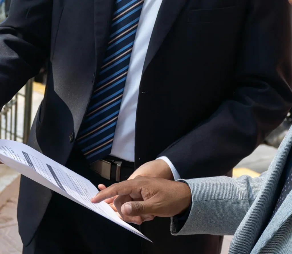 Deux professionnels étudient un document